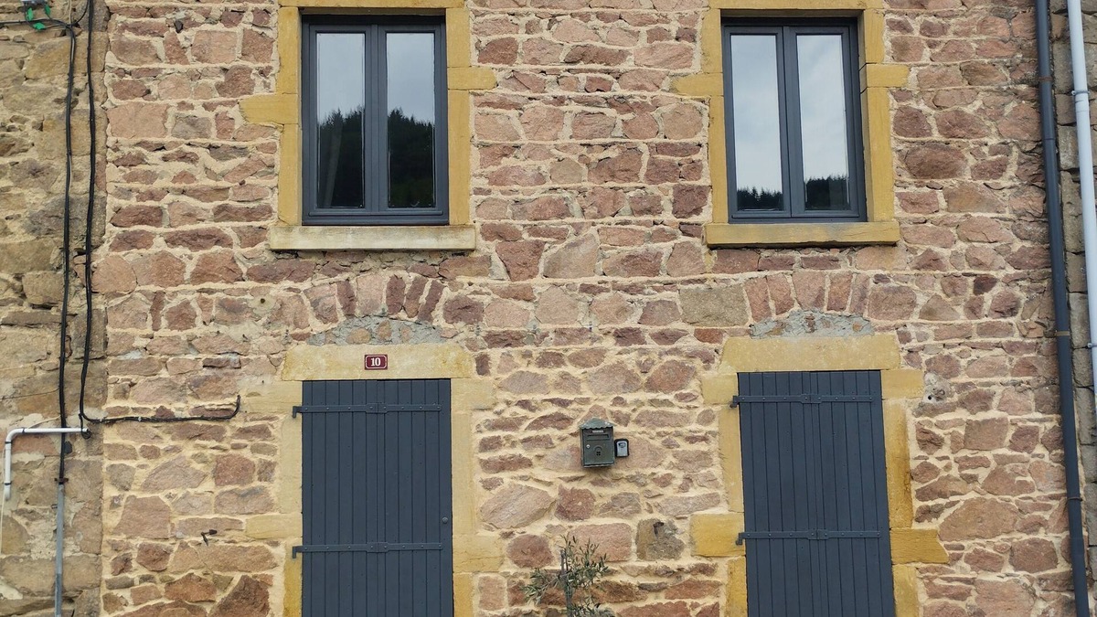 Saint-Vincent-de-Reins House | Maison en Pierre Avec une Belle Terrasse en Bois et Barbecue