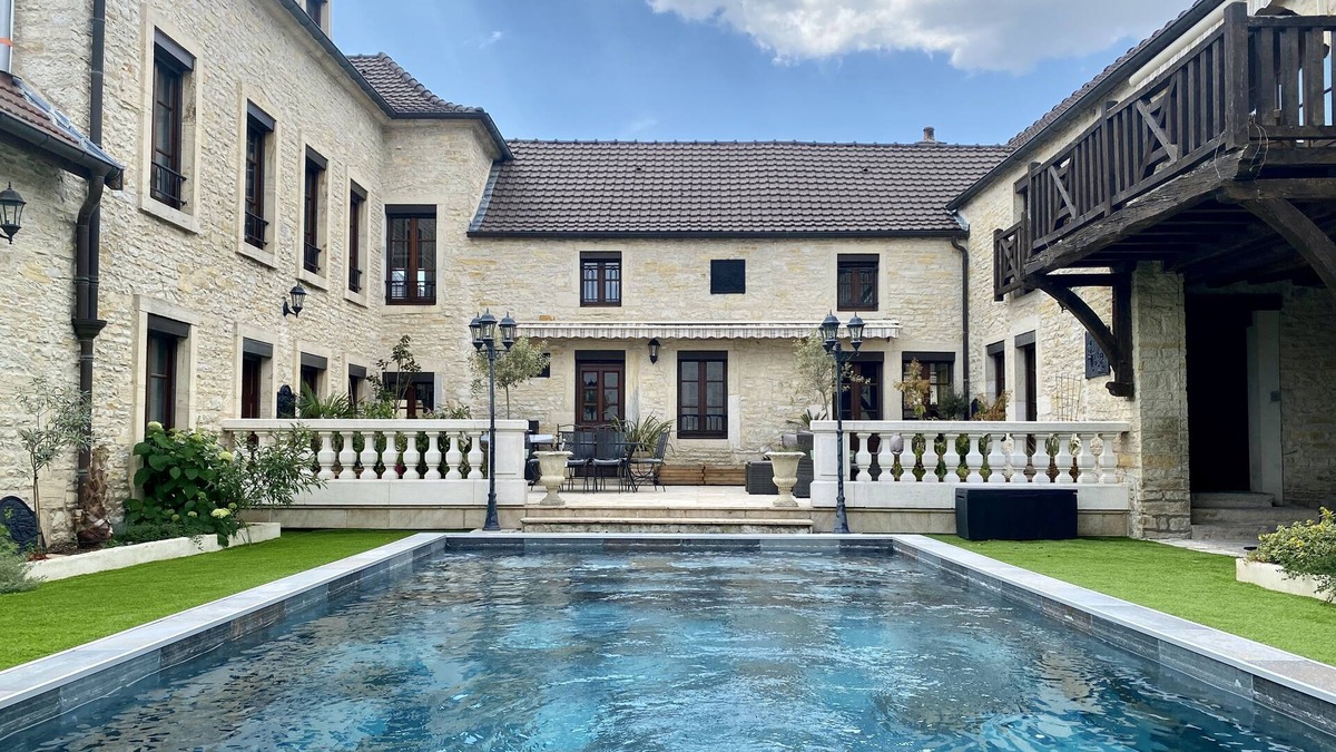 Corcelles-les-Monts Villa | Maison en Pierre Dans un Cadre Idyllique, Piscine + Hammam. 20 Personnes