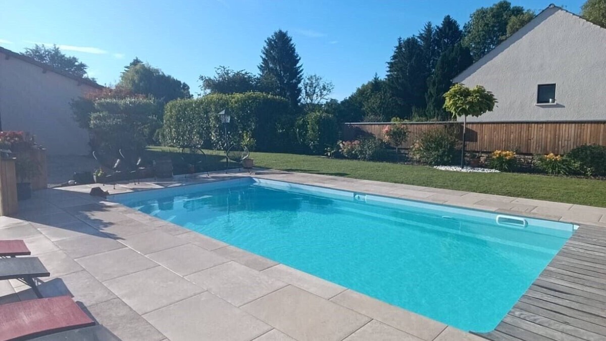 Ladoix-Serrigny House | Maison en Pierre Avec Terrasse et Piscine Dans le Vignoble Bourguignon