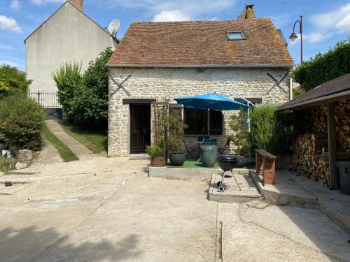 Orveau-Bellesauve House | maison en pierre atypique sur jardin paysagé