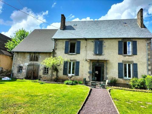 Egliseneuve-d'Entraigues House | Maison Familiale 15 Places