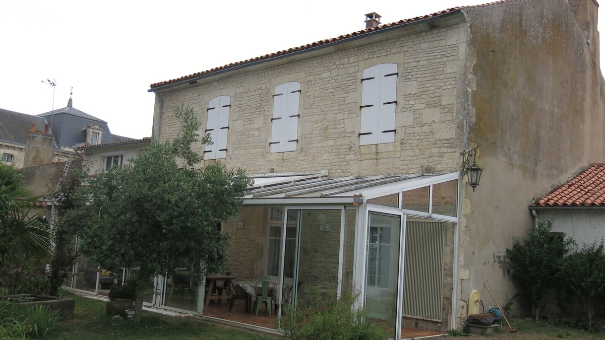 Lucon House | Maison Familiale du 19ème Siècle Dans le Quartier Historique de Luçon
