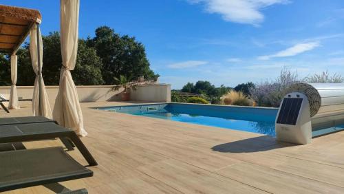 Vagnas House | Maison familiale spacieuse avec piscine à Vagnas