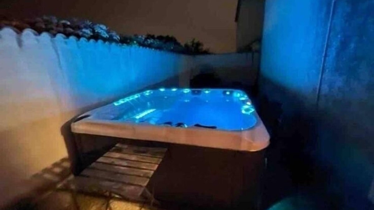 Jonquieres-Saint-Vincent Villa | Maison Avec Piscine et Jacuzzi Privés