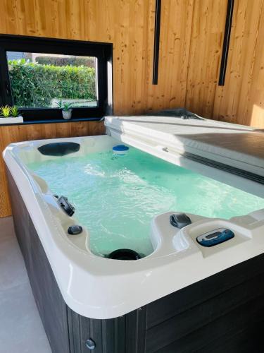 Etting House | Maison Gite Chez Nounou sauna jacuzzi jardin arboré