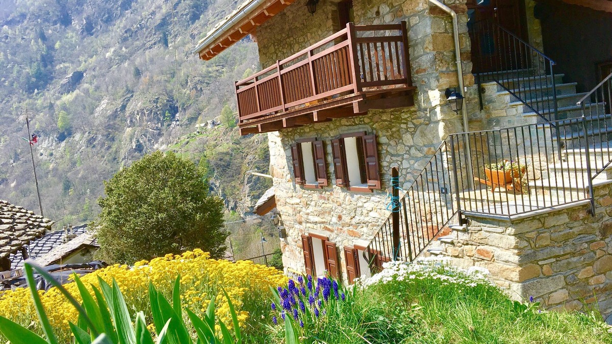 Planaz Apartment | Maison Juliet, APARTMENT IN THE GRESSONEY VALLEY. CIN IT007028C2RRRC7PHD