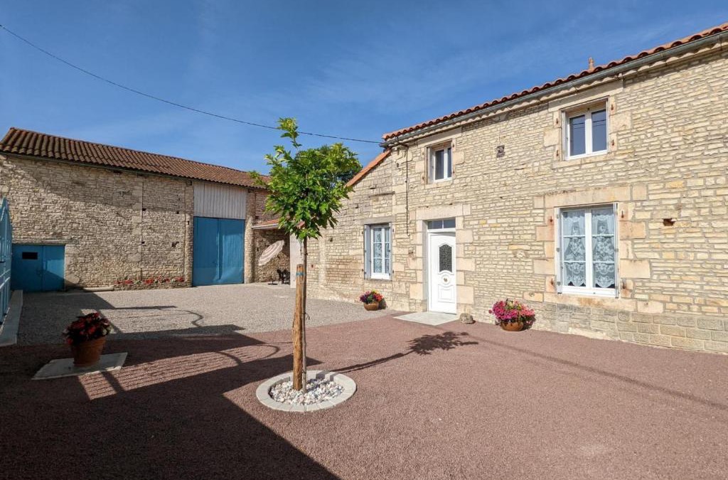 Puyreaux House | Maison lumineuse avec cour privative, proche sites culturels, tout confort, équipé bébé, wifi inclus - FR-1-653-98