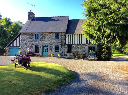 La Chapelle-Uree House | Maison Mai or La Petite Maison Mai or La Petite Grange or ALL three