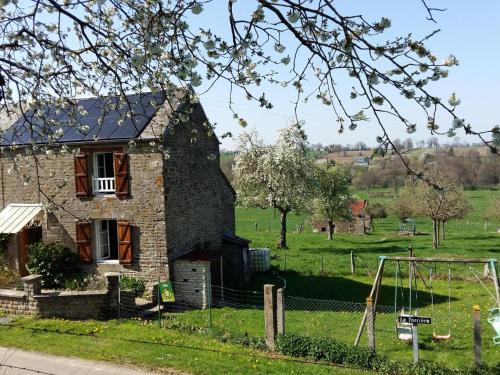 Tinchebray-Bocage House | Maison Normande avec Jardin Clôturé, Cheminée et Options Confort, près de la Roche d'Oëtre - FR-1-497-141
