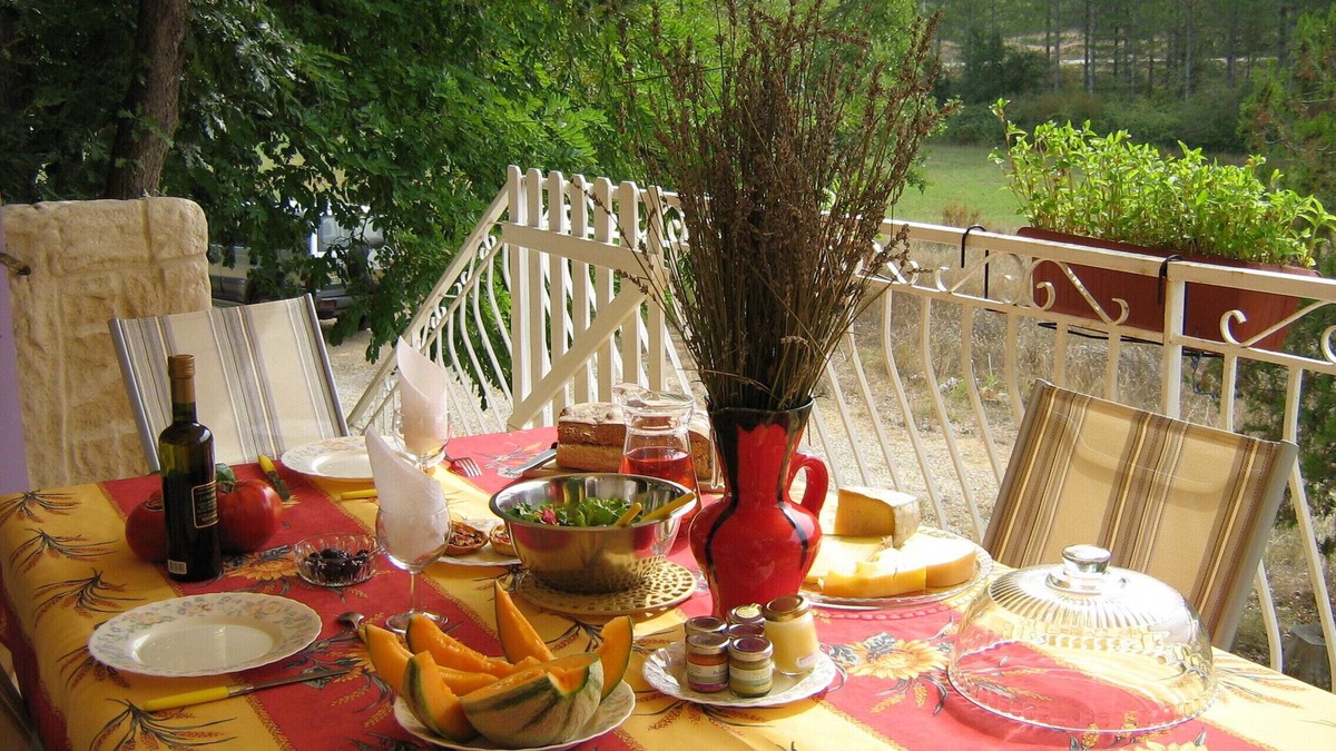 Ginasservis House | Maison provençale de caractère 3*jardin 6050m2 ; piscine au centre du village