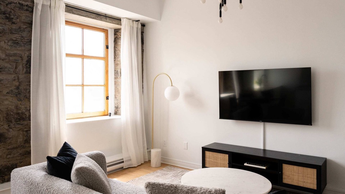 Ville-Marie Apartment | Maison Rasco - One-bedroom queen size bed suite