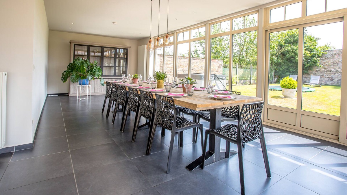 Wulpen House | Maison Remi - spacious 5 bedroom, 3 bathroom villa with jacuzzi in the garden