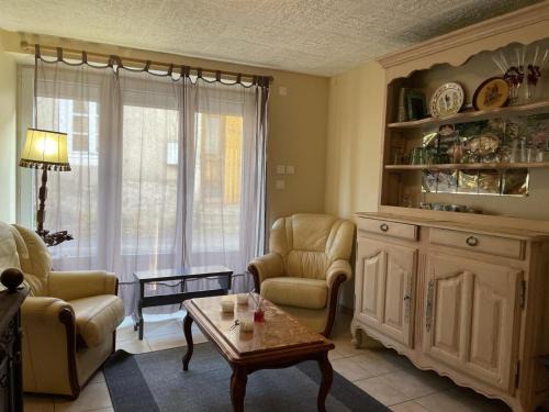 Arfeuilles House | Maison rustique avec poêle à bois, proche montagnes & activités de plein air, animaux acceptés - FR-1-489-52