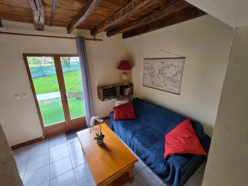 Devay Apartment | maison volet rouge