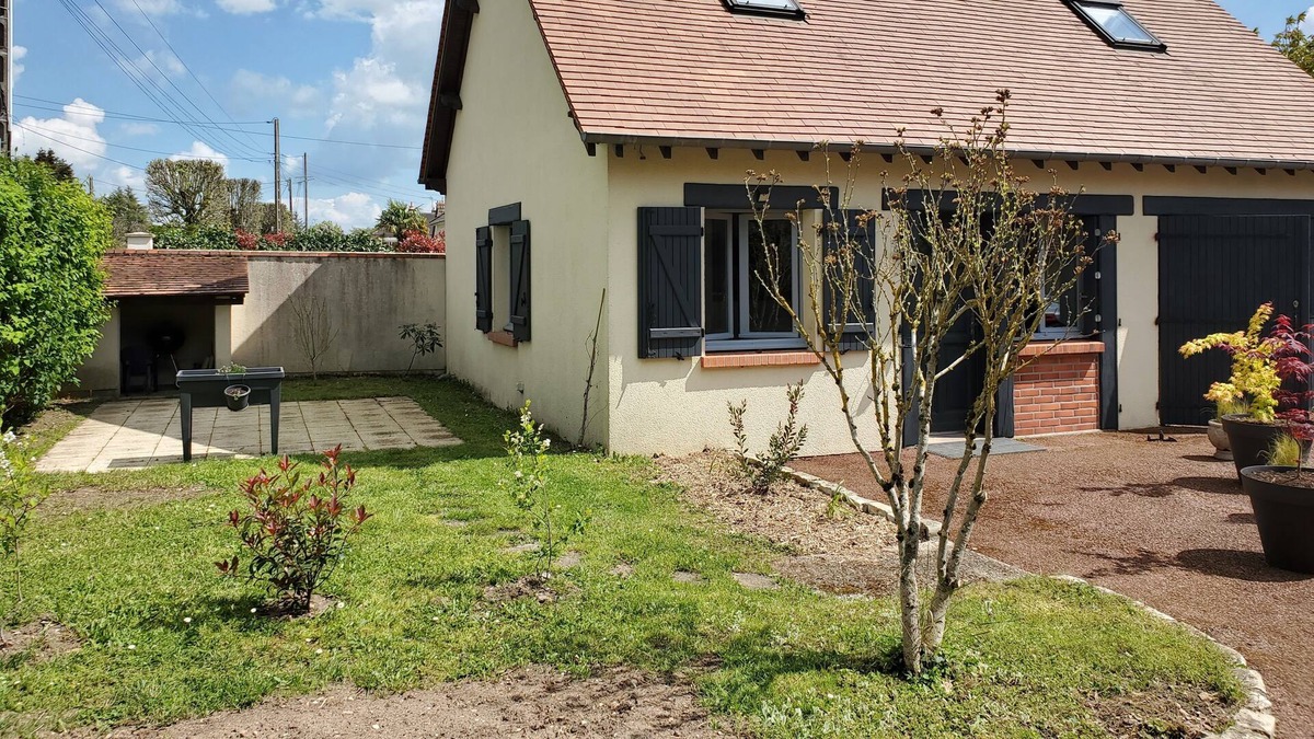 Ferrieres House | Maisonette with garden, close to shops and the castle of the fountain.