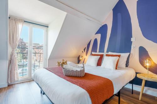 Saint-Just-en-Chaussee Apartment | Maisonnette Bleu Horizon avec jardin - 2min Gare - Serenito Homes