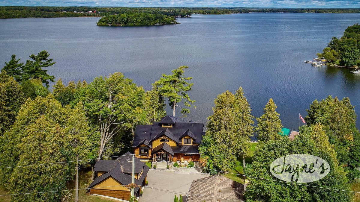 Selwyn Cottage | Majestic 5bdrm 5bath post & beam cottage on Chemong Lake!