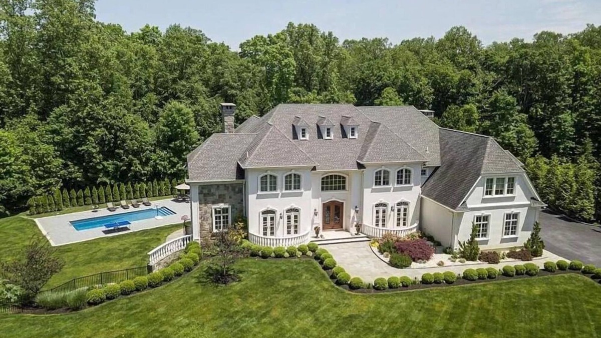 Lewisboro House | Majestic 6-bedroom mansion in enchanting Katonah with pool