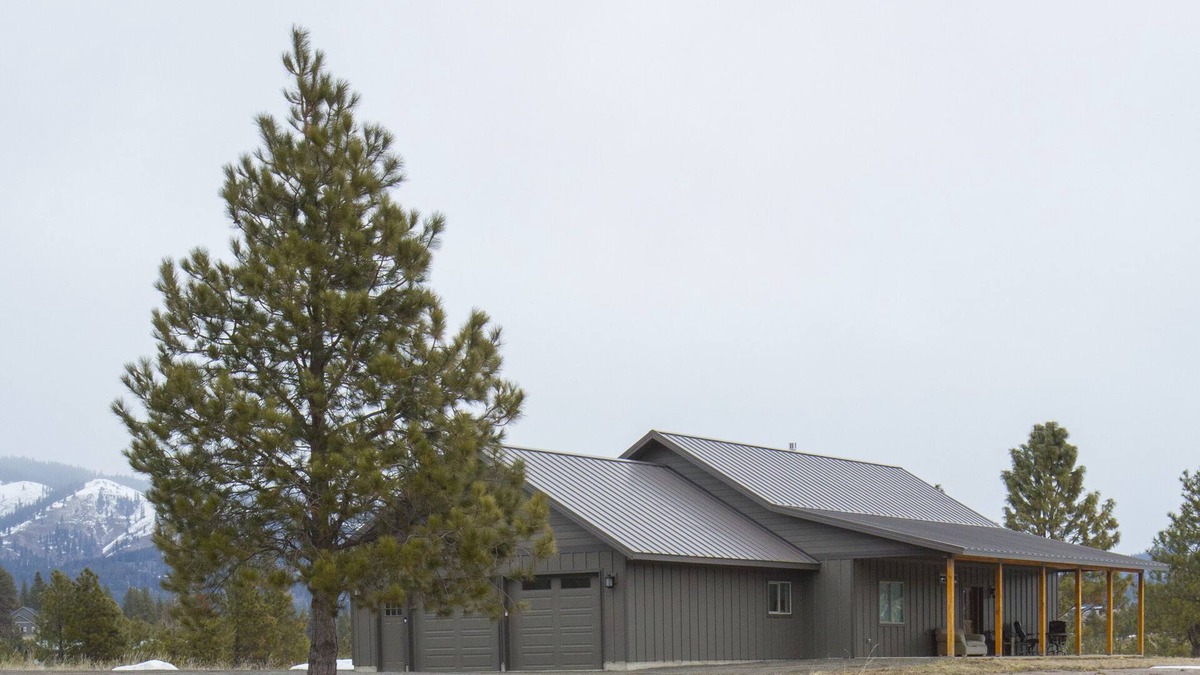 Cle Elum House | Majestic Bull Elk, Rambler, Views, Porches