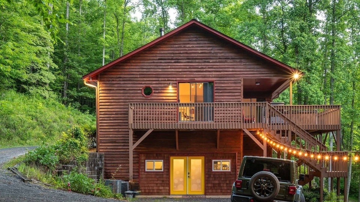 Gerton House | Majestic Cabin | Modern, Hot Tub, & Game Room