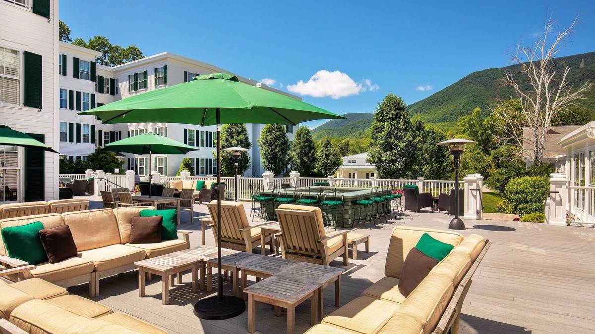 Manchester Apartment | Majestic Equinox | King Room + Mountain View
