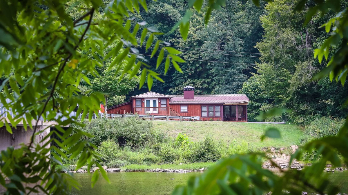 Seebert House | Majestic Greenbrier River Front Cabin at Watoga