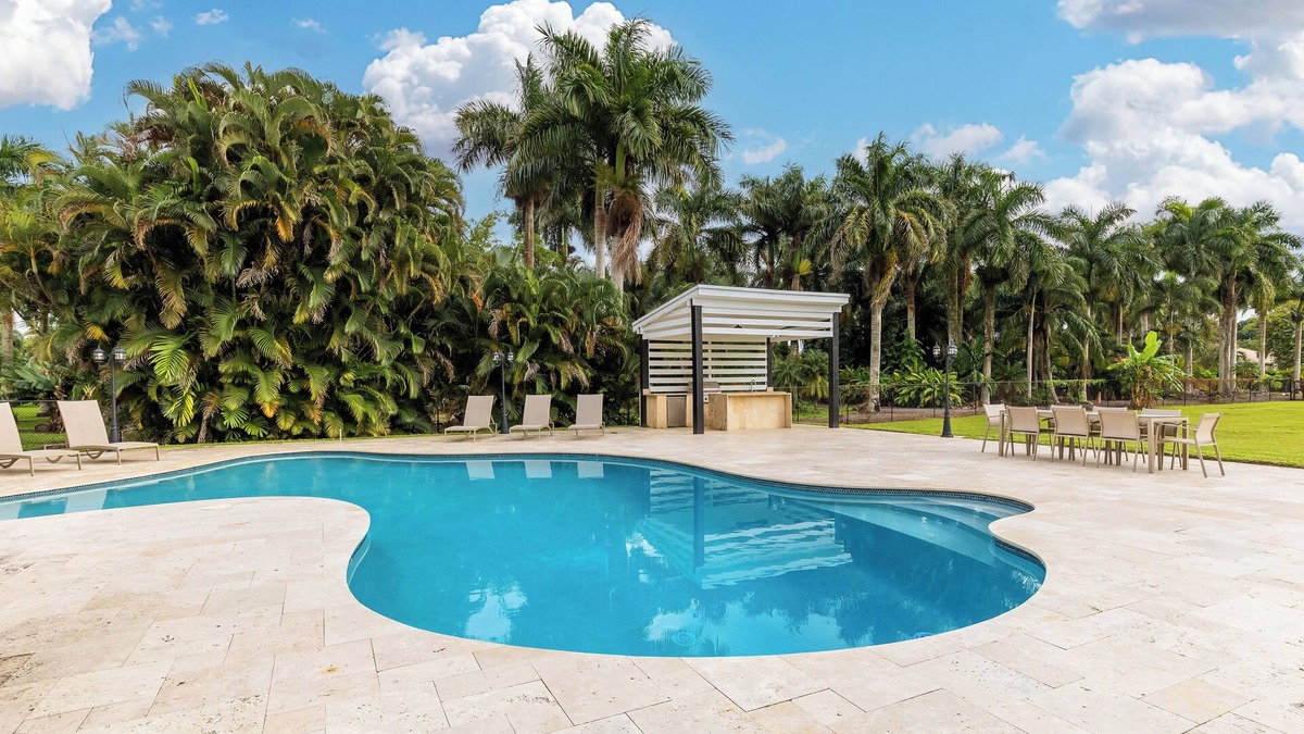 Southwest Ranches House | Majestic Home 7 Bedroom w/Heated Pool, Massive Yard & Driveway