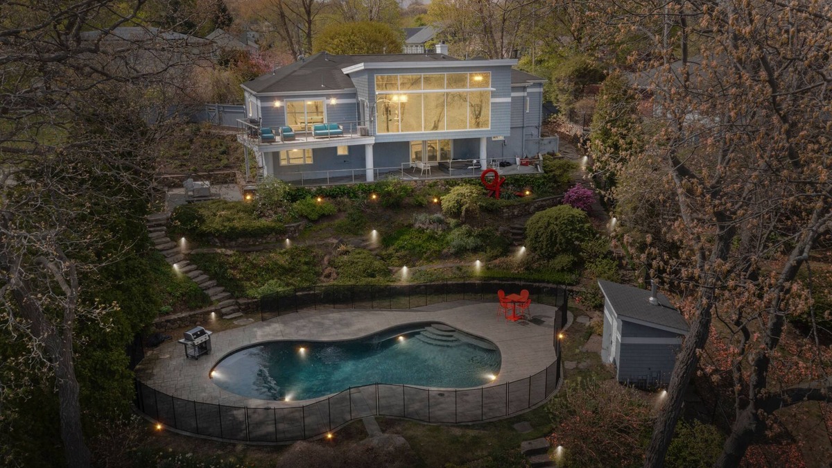 Arlington House | Majestic lakefront 3-bedroom with pool, hot tub, water sports and birdwatching