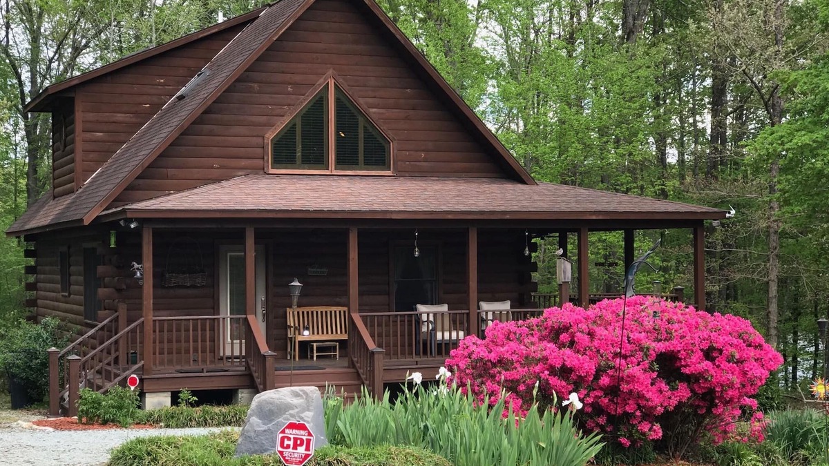 Roxboro Cabin | Majestic Lakefront Log Cabin located in the NC High Plains