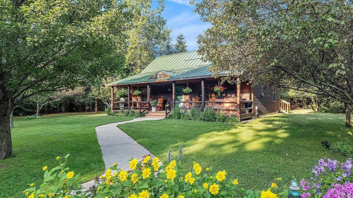 Lake Ann House | Majestic Maple Escapes | Hot Tub | Fireplace | Deck | Large Yard