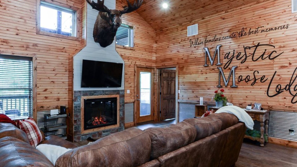 Reeds Spring Cabin | Majestic Moose Lodge - 5 Star Resort Amenities, Pool, Lake, Gym, Tennis
