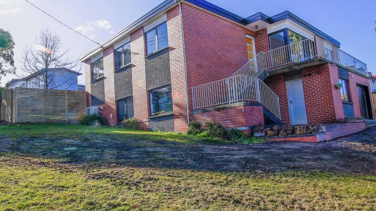 Lenah Valley House | Majestic Mountain View + Peaceful Neighbourhood