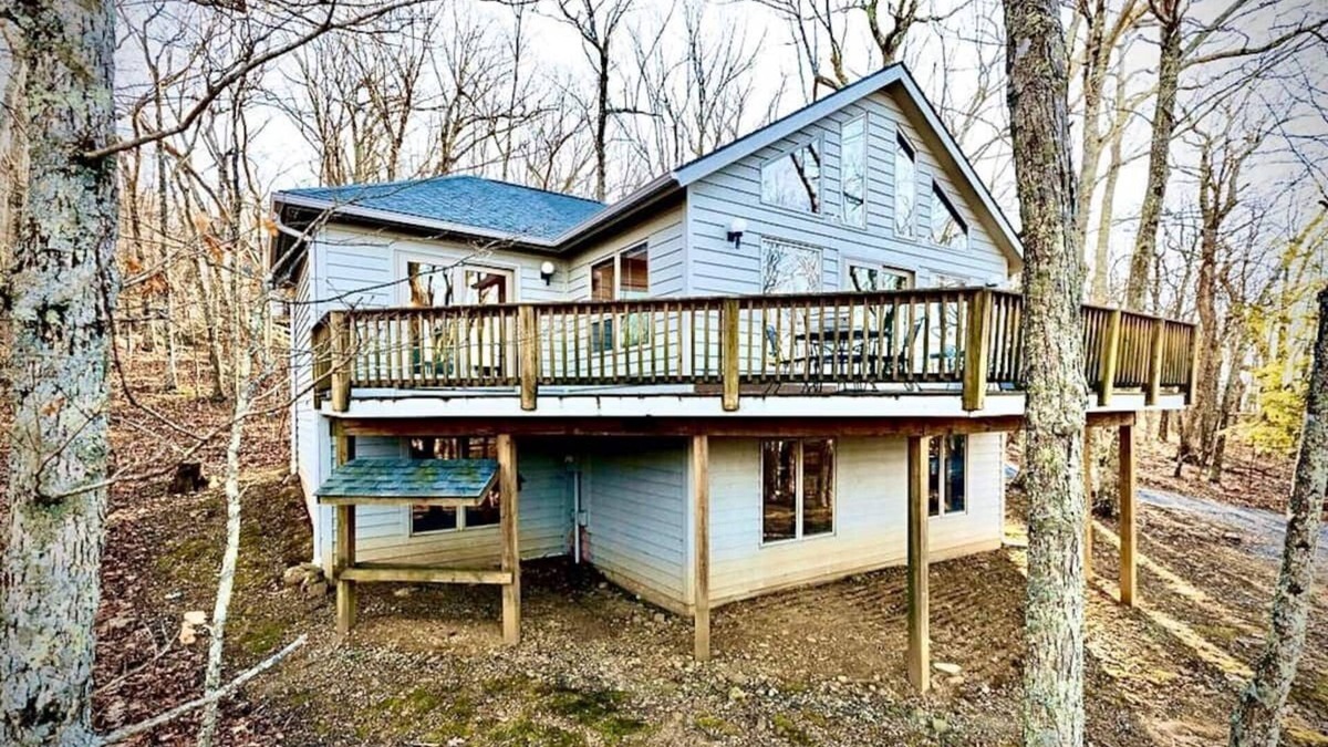 Roseland Ski Chalet | Majestic Mtn Cabin w quick hiking access & short distance to overlook!