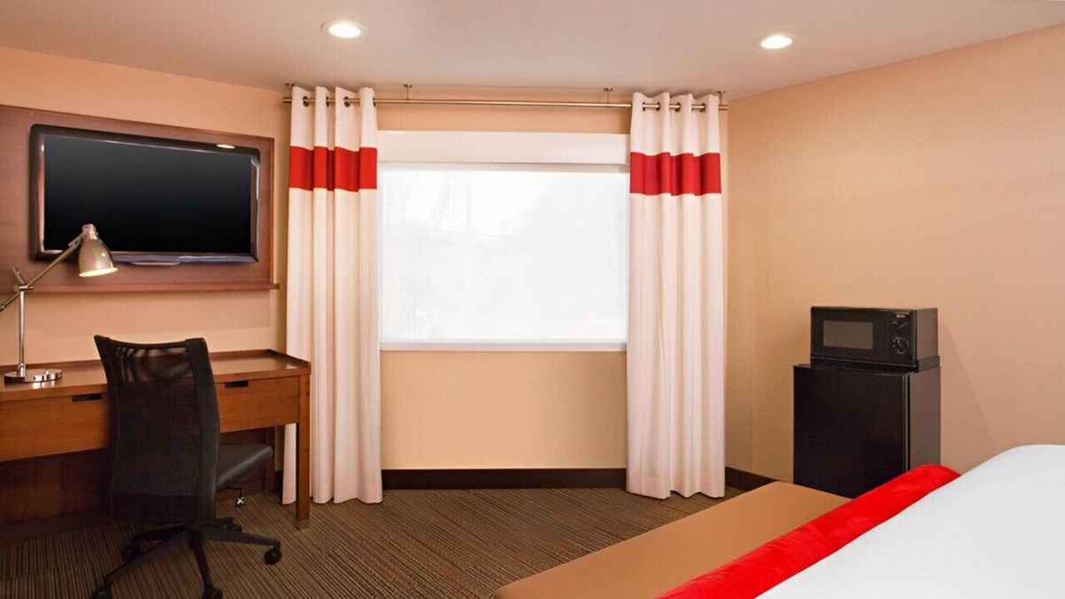 Christiana House | Majestic Room to Stay w/ Excellent Room Service!
