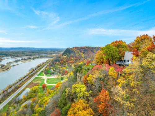 De Soto House | Majestic View Sleeps 10 Hot Tub