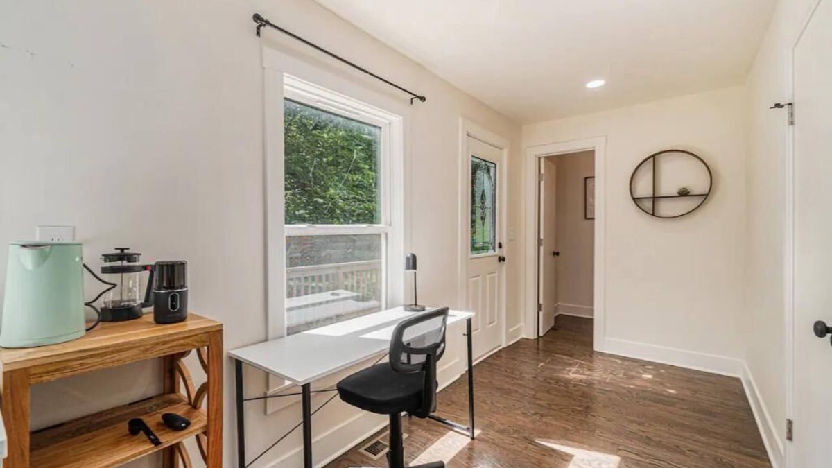 Grandview House | Make beautiful music and sleep up to 14 in this modern-century home!