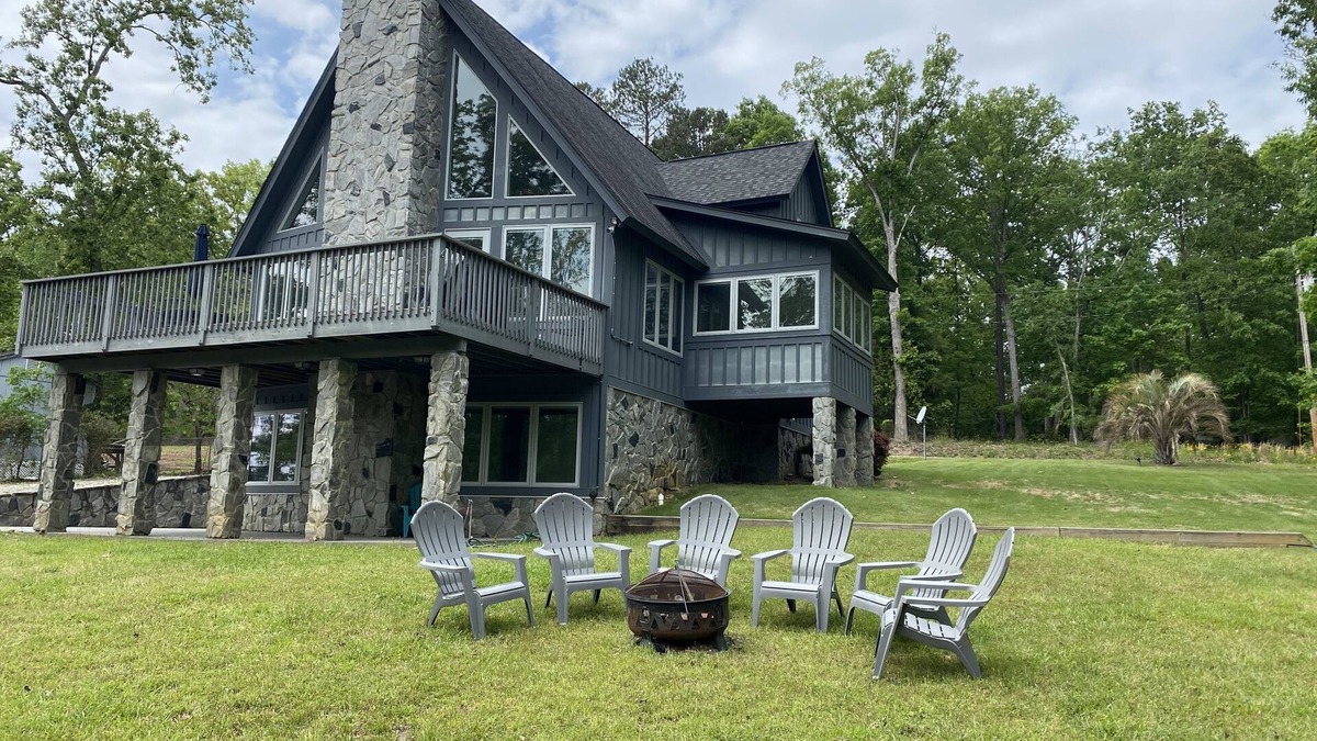 Leesville Ski Chalet | Make Memories at our Spacious 5 Bedroom Lake House right on Lake Murray!