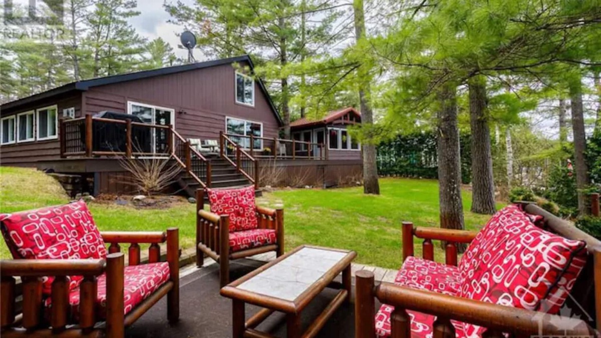 Lanark Highlands Cottage | Make Memories with family/friends at our beautiful Lake front Macwan's Cottage