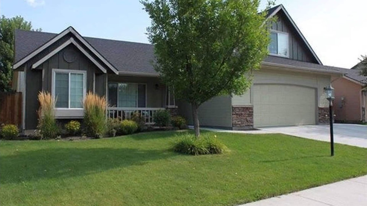 Meridian House | Make this your Home away from Home in Meridian, close to I-84 Very Clean!