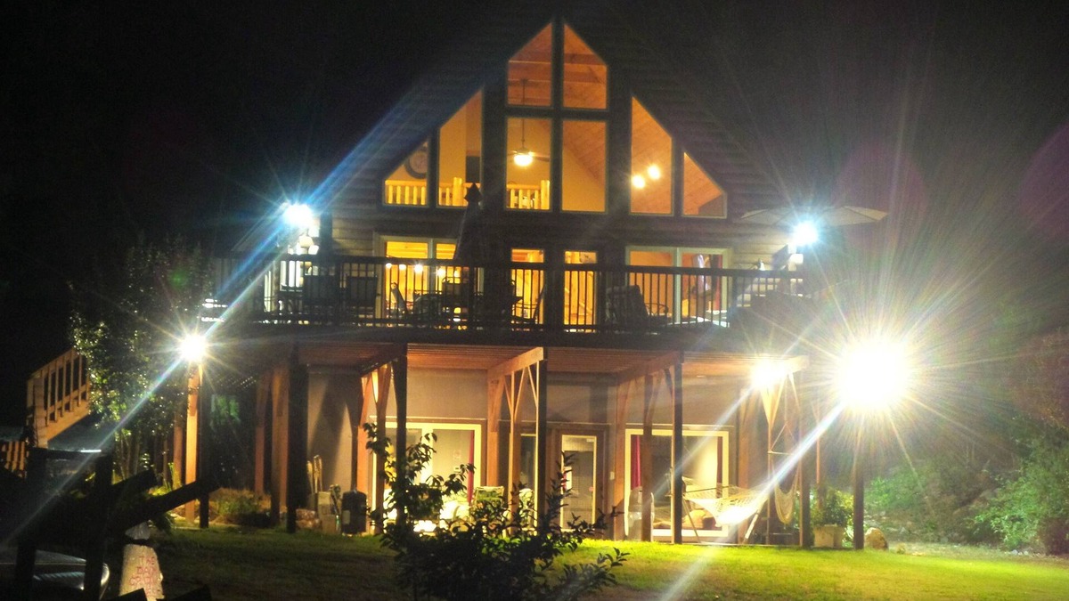Henrico Cabin | MAKE VACATION MEMORIES IN A COZY LOG HOME ON MAIN LAKE