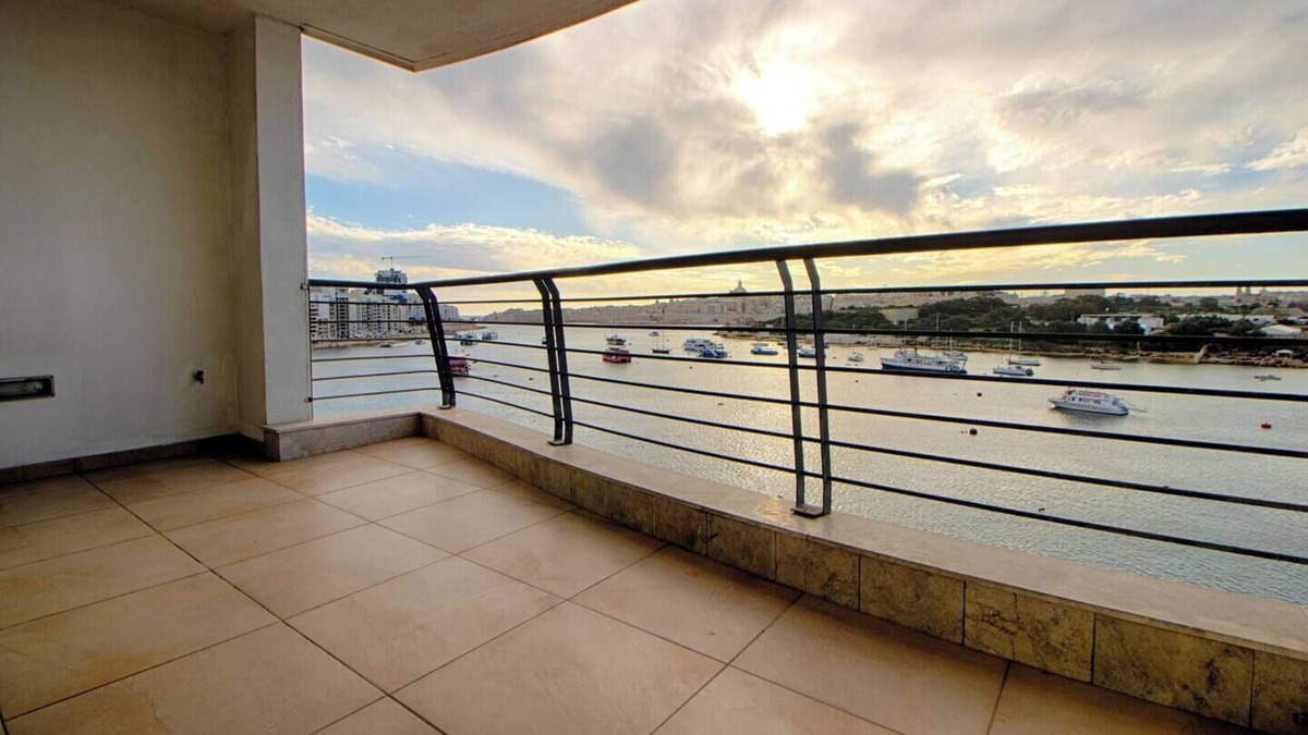 Gzira Apartment | Make your holiday worthwhile at this fabulous accommodation just a minute away from Sliema ferries