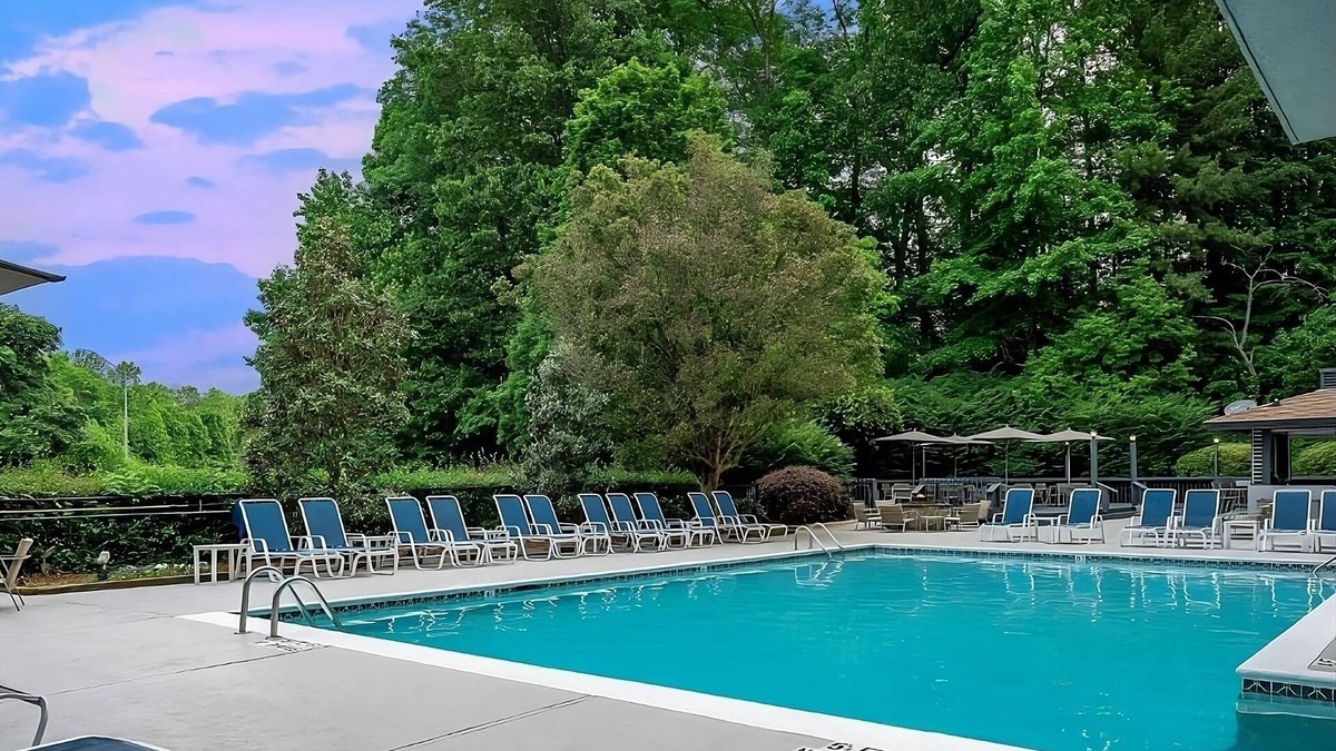 Executive Park Hotel | Make Your Trip More Enjoyable! 4 Relaxing Units, Pets Allowed, Parking, Pools!