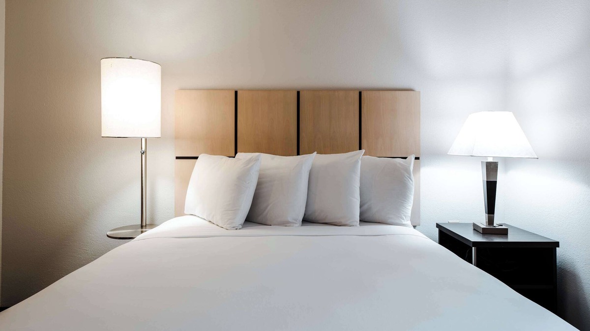 Fossil Creek Hotel | Make Your Trip More Enjoyable! Free Parking, Pets Allowed