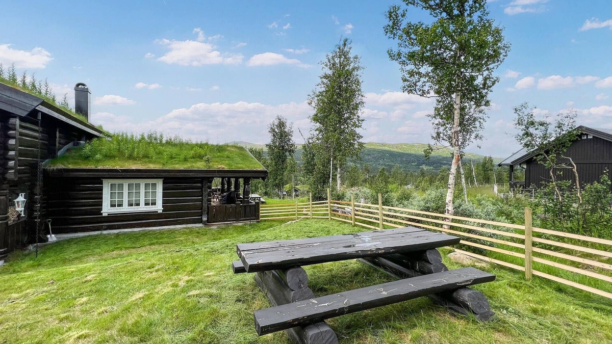 Nord-Torpa House | Make yourself comfortable in this open-plan log cabin with a wonderful view of the countryside.