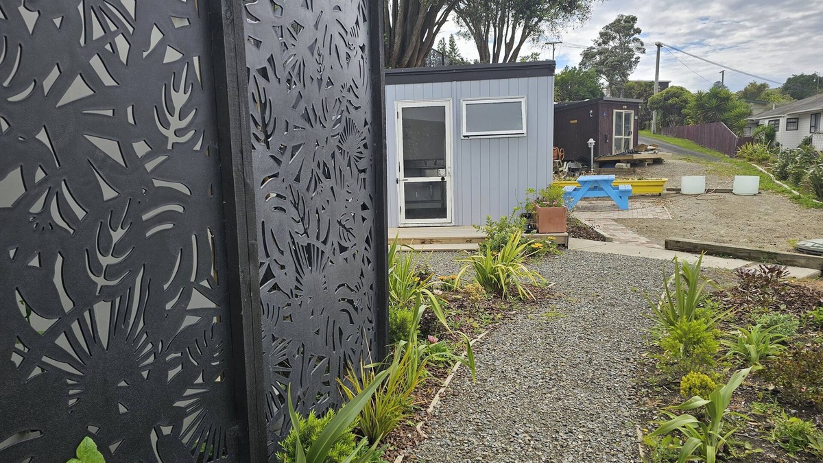 Maketu Cabin | Maketu Beachside Haven Crows Nest Cabin Sea View's & Pet-Friendly