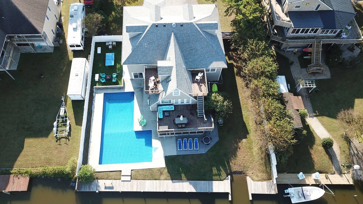 Sandbridge House | MAKIN MEMORIES/Bay-front/Year Round Hot Tub