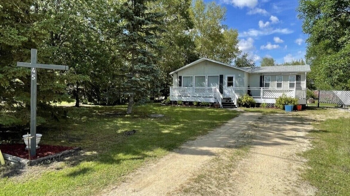 Chalet Beach Cabin | Making memories in Matlock,MB