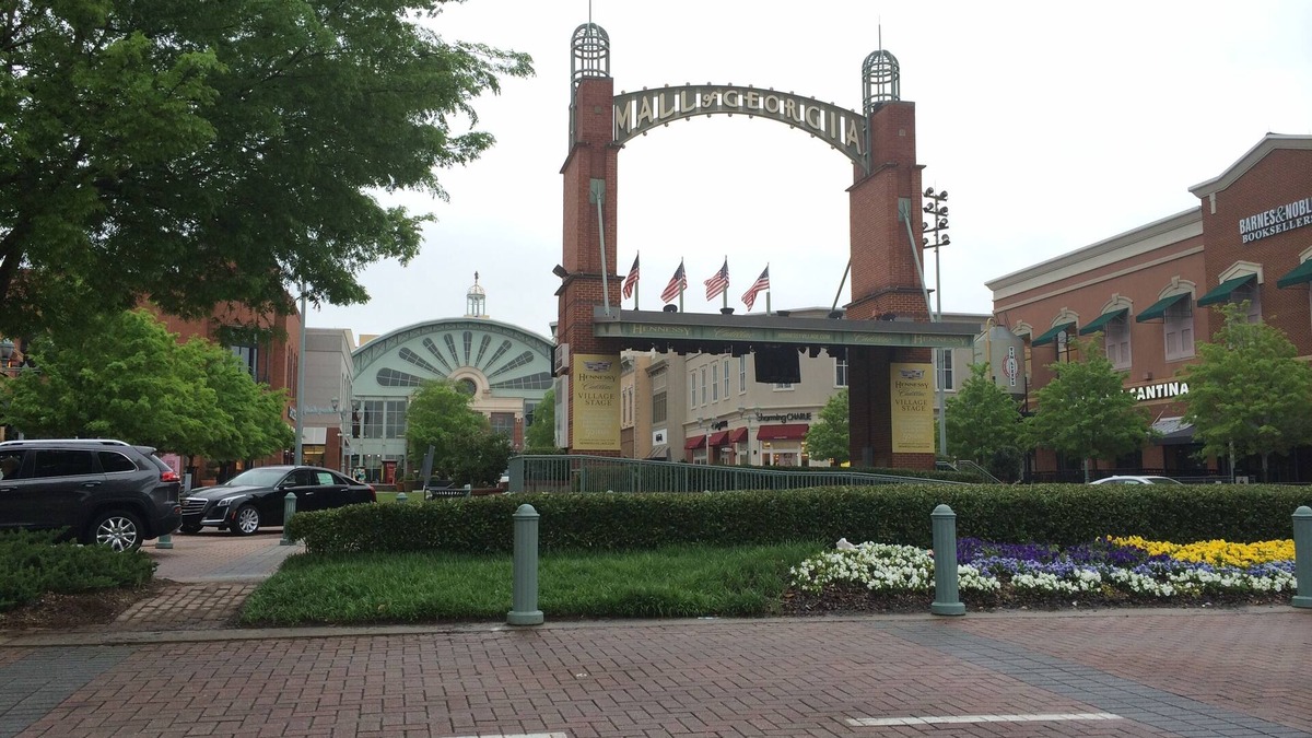 Gwinnett Place Apartment | Making The Best Memories Along The Way! Close to Pirate’s Cove Adventure Golf!