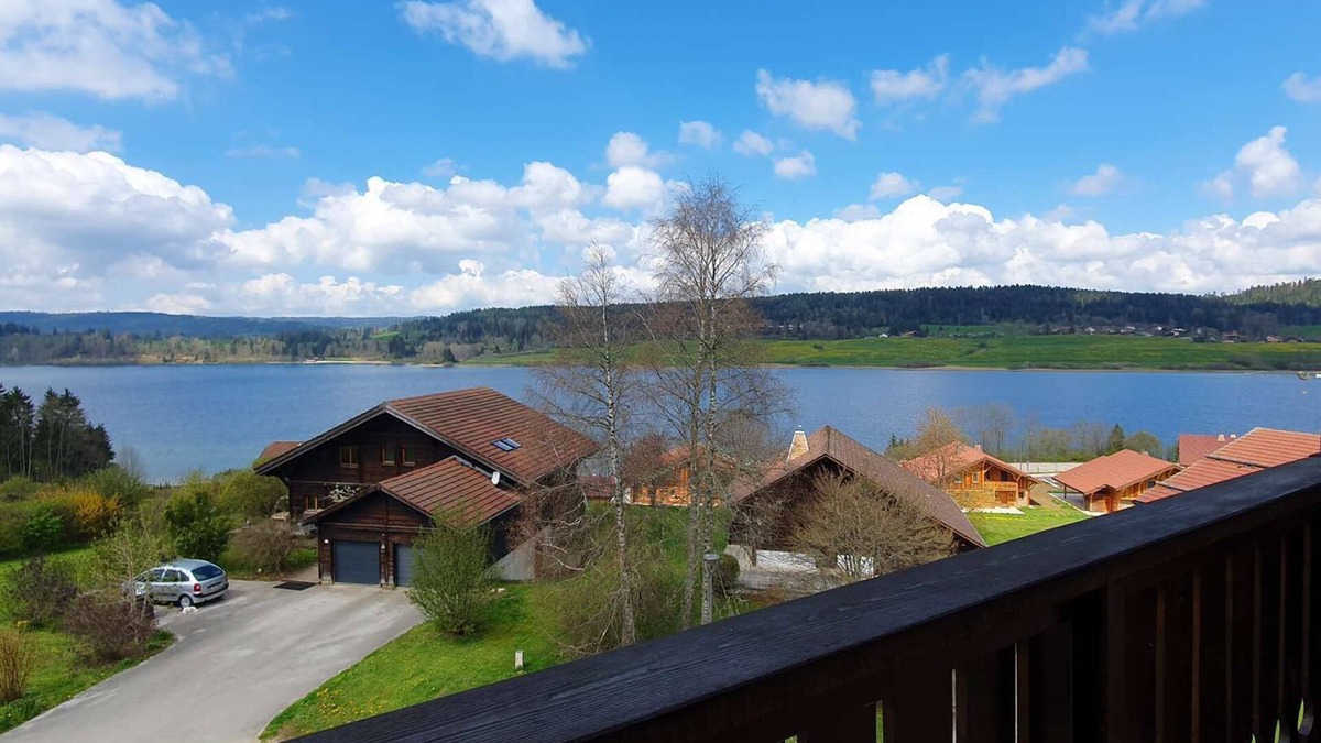 Malbuisson Apartment | MALBUISON- Appartement avec vu sur le lac Saint Point