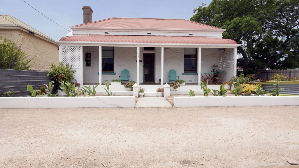 Wallaroo House | Maldon - the perfectly located beach town cottage